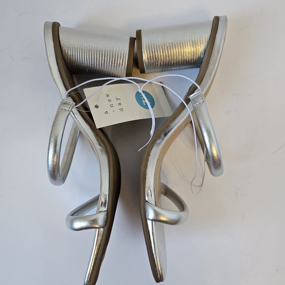 NWT A NEW DAY WOMENS CASS SANDAL HEELS METALLIC SILVER SZ 7.5 PROM WEDDING - Picture 2 of 5